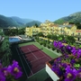 Hotel mit Tennisplatz und Bergkulisse in Pietra Ligure.