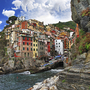 Bunte Häuser von Riomaggiore an der Felsküste, Cinque Terre, Italien.