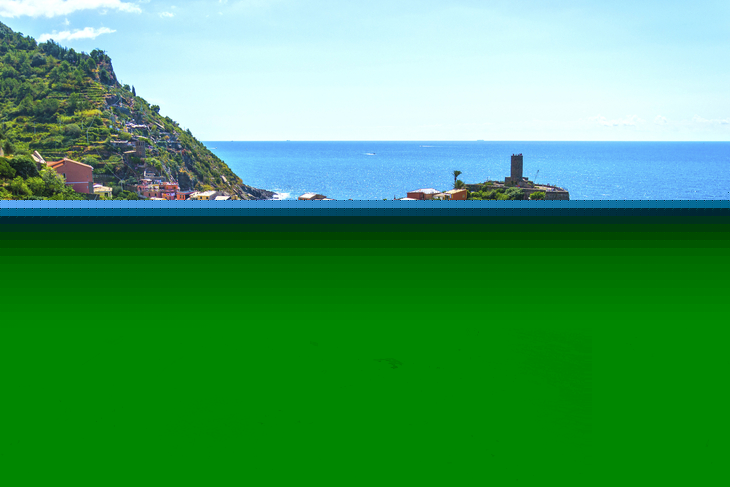Blick auf das malerische Küstendorf Vernazza in Cinque Terre, Italien.