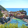 Blick auf das malerische Küstendorf Vernazza in Cinque Terre, Italien.