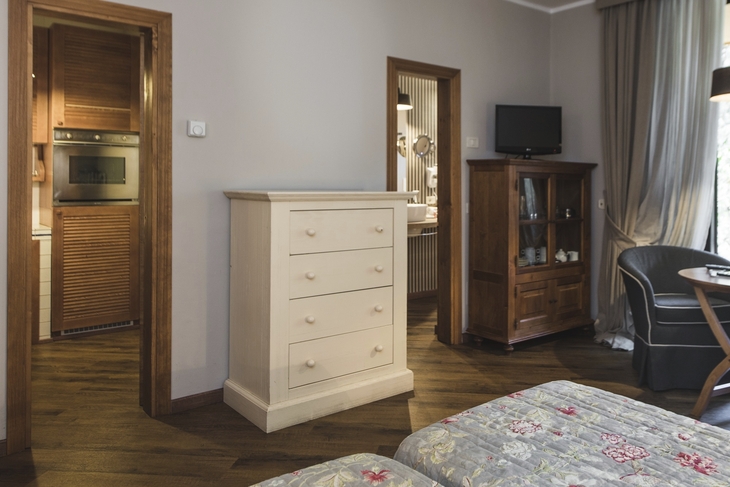 Innenansicht eines Deluxe Studio Appartements mit Möbeln und Bett.