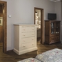 Innenansicht eines Deluxe Studio Appartements mit Möbeln und Bett.