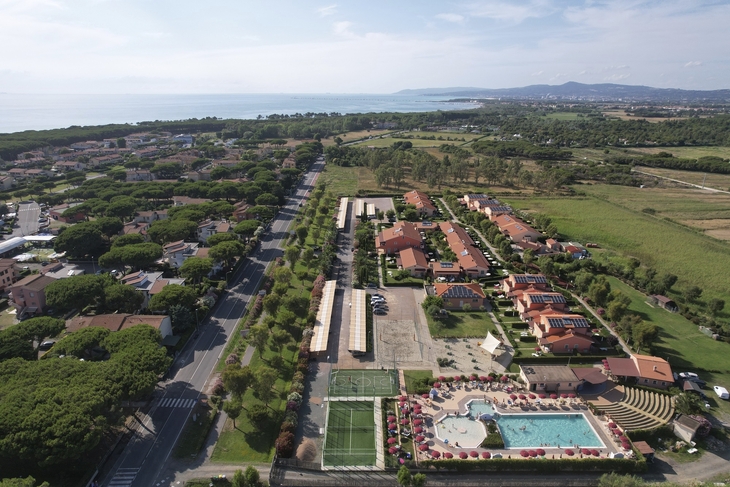 Luftaufnahme eines Ferienresorts mit Pool in Rosignano Marittimo, umgeben von Landschaft.