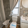 Modernes Badezimmer mit Dusche, Toilette, Bidet und Waschbecken.
