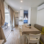 Innenansicht eines modernen Mobilheims mit Essbereich und Terrasse im Rosolina Mare Club.