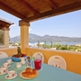 Terrasse mit gedecktem Tisch, Blick auf die Berge und das Meer in Porto Rotondo.