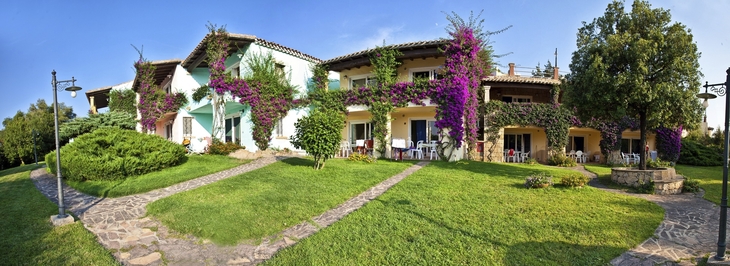 Gebäude mit blühenden Bougainvillea und gepflegtem Garten in Porto Rotondo.