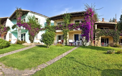 Gebäude mit blühenden Bougainvillea und gepflegtem Garten in Porto Rotondo.