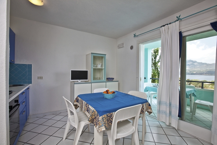 Essbereich in heller Wohnung mit Meerblick und Balkon in Porto Rotondo.