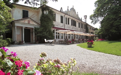 Historische Villa mit Garten, Terrassen und Blumen in Italien.