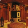 Gemütlicher Flur mit Holzverkleidung und Ofen in einem Landhaus.
