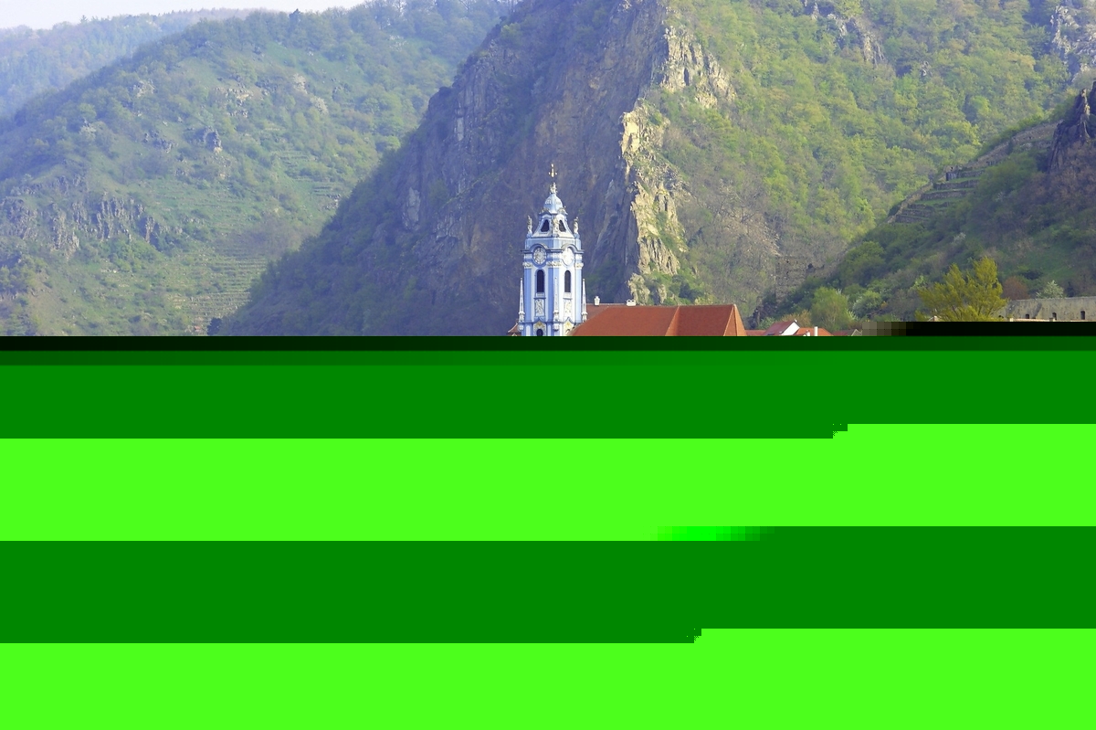 Flusskreuzfahrtschiff MS Prinzessin Katharina auf einem Fluss vor einer Berglandschaft.