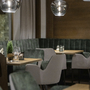 Restaurant-Innenansicht mit gedeckten Tischen und moderner Einrichtung.