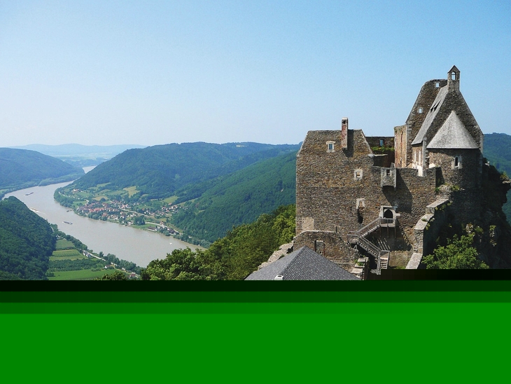 Burgruine Aggstein mit Blick auf die Donau und umliegende Hügel bei klarem Himmel.