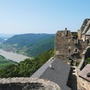 Burgruine Aggstein mit Blick auf die Donau und umliegende Hügel bei klarem Himmel.