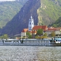 Flusskreuzfahrtschiff MS Prinzessin Katharina auf einem Fluss vor einer Berglandschaft.
