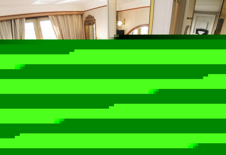 Kompakte Kabine mit rotem Teppich und kleinem Badezimmer auf einem Schiff.