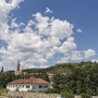 Stadtansicht von Krems mit Kirche und Hügel im Hintergrund.