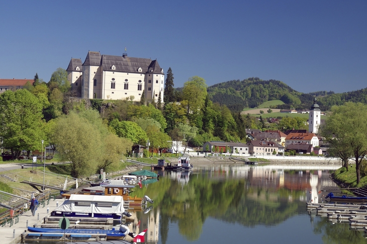 Blick auf Schloss Greinburg und die Donau bei Grein, Österreich.