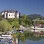 Blick auf Schloss Greinburg und die Donau bei Grein, Österreich.