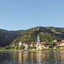 Stadt Dürnstein an der Donau mit Kirchturm und bewaldeten Hügeln im Hintergrund