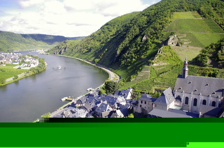 Panoramablick auf Moselschleife mit Weinbergen und einem Dorf.