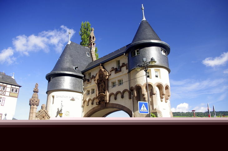 Historisches Stadttor in Traben-Trarbach unter blauem Himmel.