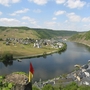 Panoramablick auf Beilstein, Weinberge und die Mosel an einem sonnigen Tag.