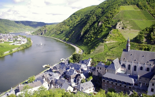 Panoramablick auf Moselschleife mit Weinbergen und einem Dorf.