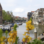 Stadtkanal in Dordrecht, umgeben von historischen Gebäuden und Booten.