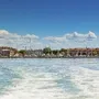 Küste von Grado mit Booten und blauen Himmel im Hintergrund.