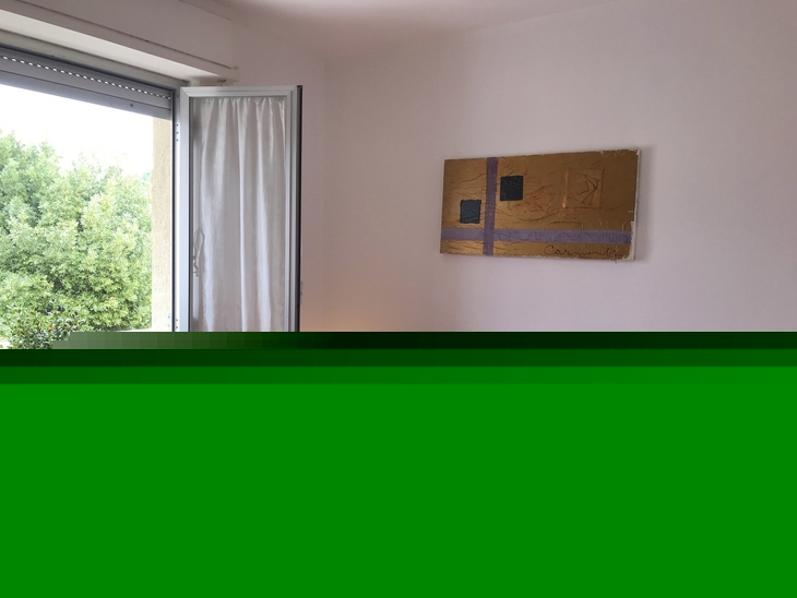 Schlafzimmer mit rotem Bett, offenem Fenster und Wandbild, zwei Nachttischen mit Lampen.