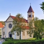 Kirche in grüner Landschaft im Altmühltal bei klarem Himmel.