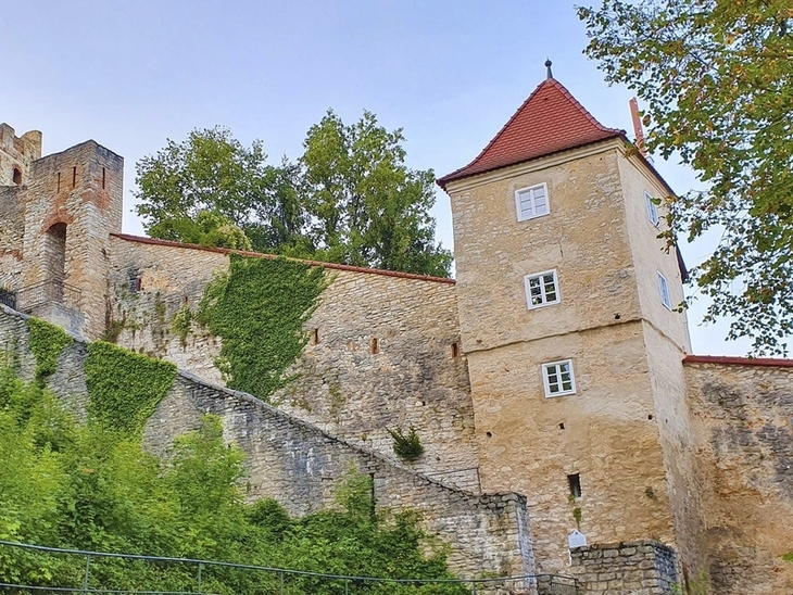 Burgmauer mit Turm und grünem Bewuchs in Pappenheim am Altmühltal Panoramaweg.