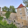 Burgmauer mit Turm und grünem Bewuchs in Pappenheim am Altmühltal Panoramaweg.