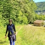 Wanderer auf einem Pfad im Altmühltal, umgeben von Bäumen und Grünflächen.