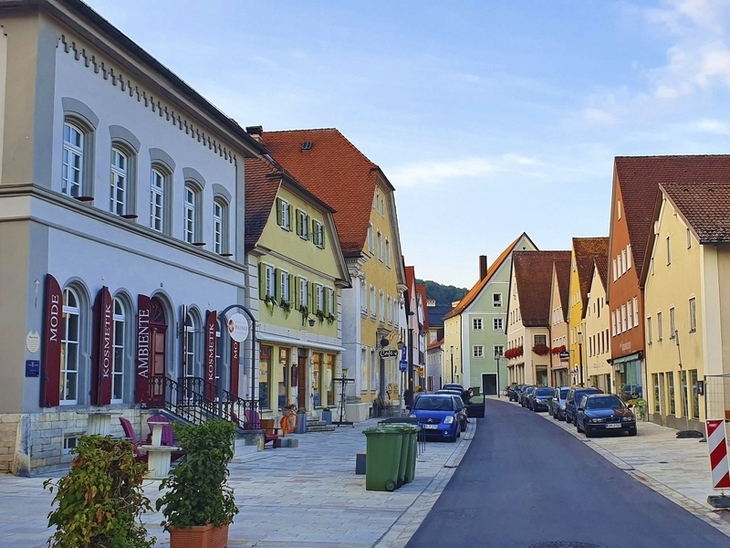 Historische Straße mit bunten Gebäuden im Ortskern von Pappenheim.