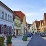 Historische Straße mit bunten Gebäuden im Ortskern von Pappenheim.