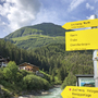 Wegweiser am Lechweg mit grüner Berglandschaft im Hintergrund