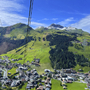 Blick auf Lech am Arlberg und grüne Berglandschaft von der Rüfikopfbahn im Sommer.