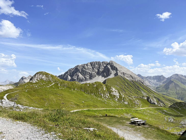 Berglandschaft mit Wanderweg und Aussicht vom Rüfikopf im Lechweggebiet.