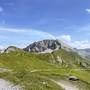 Berglandschaft mit Wanderweg und Aussicht vom Rüfikopf im Lechweggebiet.