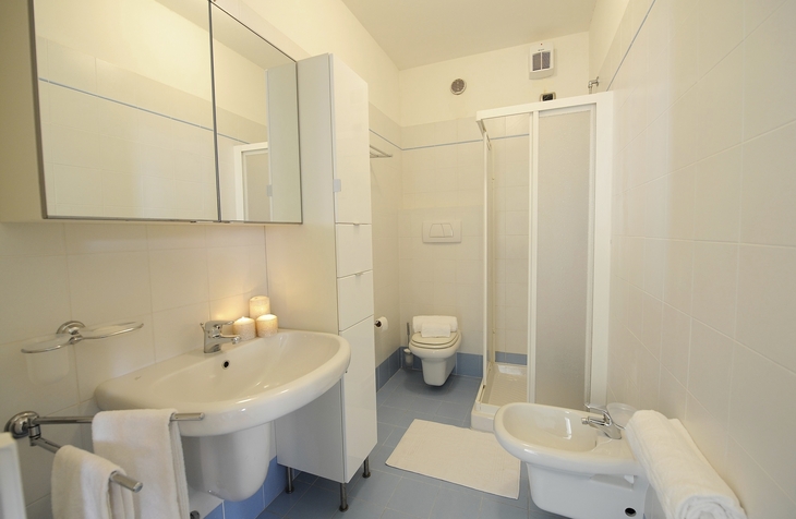 Modernes Badezimmer mit Dusche, Waschbecken, Toilette und Bidet.