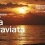Sonnenuntergang am See mit La traviata Schriftzug für Bregenzer Festspiele 2026