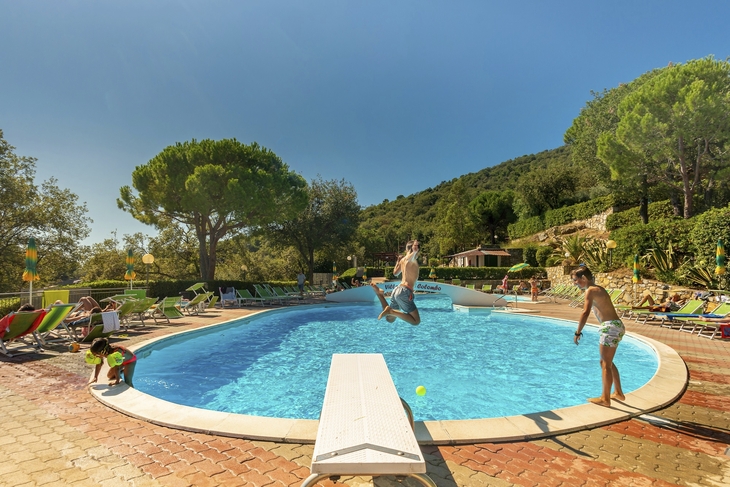 Personen spielen und entspannen an einem Pool im Villaggio Colombo.