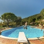 Personen spielen und entspannen an einem Pool im Villaggio Colombo.