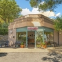 Eingang des Villaggio Colombo mit Rezeption und Pflanzen im Freien.