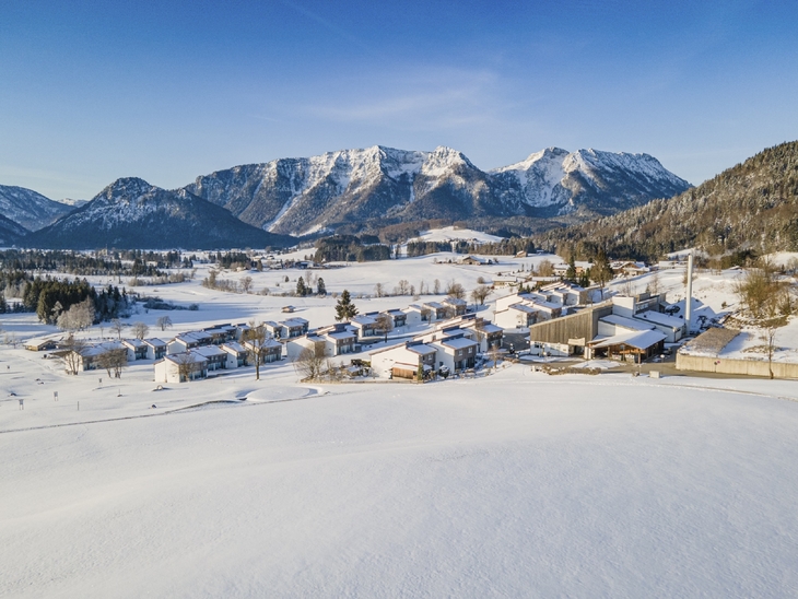 Verschneite Landschaft mit Bergpanorama und Dorf im Winter in Inzell.