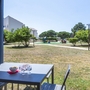 Tisch auf Terrasse mit Blick auf Garten bei der Residenz Odalys du Port.