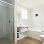 Modernes Badezimmer mit Dusche, Badewanne, Waschbecken und WC.
